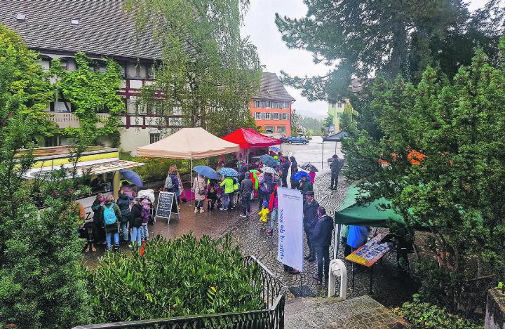 Trotz – oder wegen? – Regen und Kälte wird es unserer Autorin auf dem Michaelsmarkt in Elgg vergangenen Samstag auf dem Lindenplatz warm und sonnig ums Herz. Bild: Stephanie Hugentobler