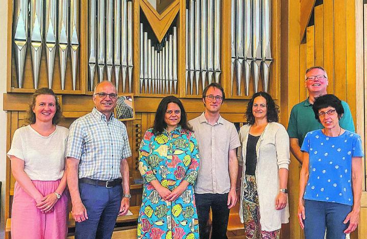 Organist Rafael Rütti (Mitte) wurde in der katholischen Kirche Elgg würdig verabschiedet. Bild: zVg