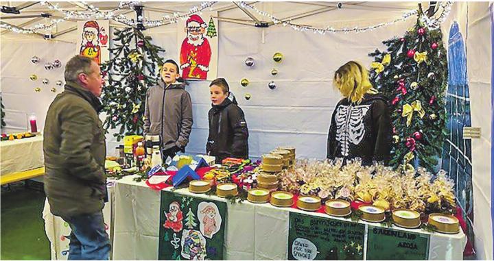 Schülerinnen und Schüler der Schola Anima Nova bereiten mit viel Engagement und Kreativität ihren Marktstand vor.