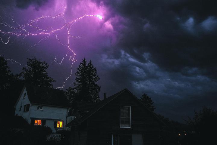 Gewitter über Elgg – im richtigen Moment den Auslöser gedrückt. Leserbild: Michael Schmidt, Elgg