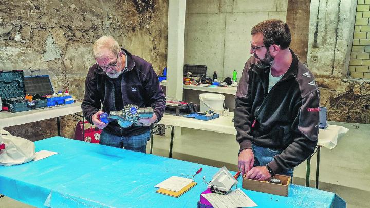 Einige Freiwillige bei der Arbeit und beim Versuch, wieder vieles in Ordnung zu bringen. Bild: Emanuela Manzari