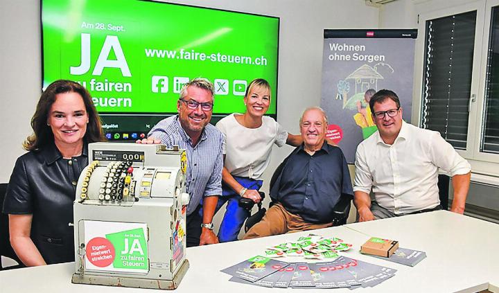 Haben faire Steruen im Visier: Nationalrätin Kris Vietze, (von links) HEV Thurgau-Präsident Stefan Mühlemann, Nationalrätin Diana Gutjahr und die Nationalräte Christian Lohr und Manuel Strupler. Bild: HEV Thurgau