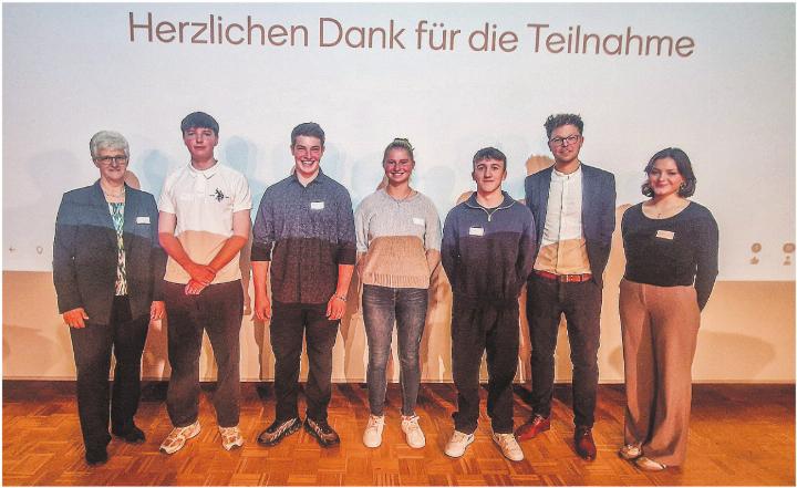 Gemeindepräsidentin Ruth Büchi-Vögeli, Patrik Thalmann, Dino Maag, Lisa Walker, Levin Steinemann, Marcel Aeschlimann und Samira Gruber (v.l.n.r.) nach dem Podiumsgespräch über die Generation Z. Bild: Emanuela Manzari Gemeindepräsidentin Ruth Büchi-Vögeli, Patrik Thalmann, Dino Maag, Lisa Walker, Levin Steinemann, Marcel Aeschlimann und Samira Gruber (v.l.n.r.) nach dem Podiumsgespräch über die Generation Z. Bild: Emanuela Manzari