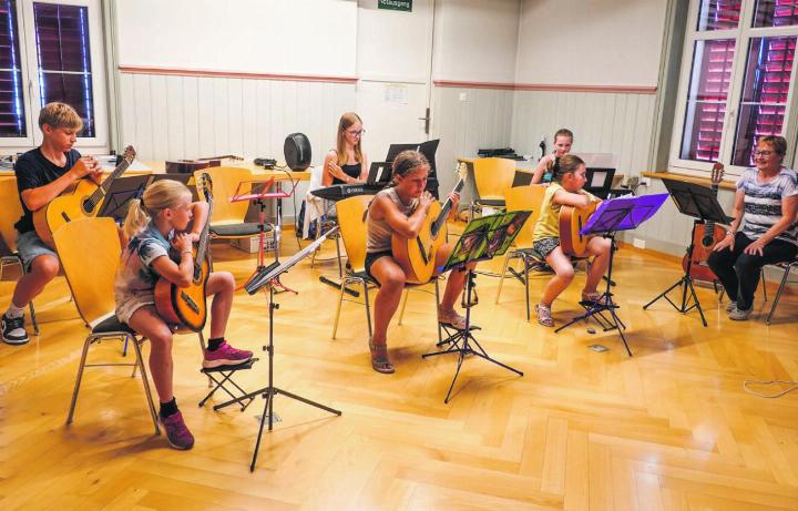 Sechs motivierte Schülerinnen und Schüler zeigten ihr Können an Gitarre und Keyboard.