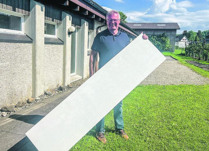 Jürgen Kaesler, Gemeindeleiter der katholischen Kirche Elgg mit dem weissen Brett für die Aktionskunst in der «Langen Nacht der Kirchen». Bild: Bettina Sticher