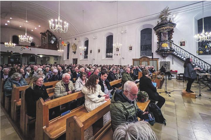 Zahlreiche Besucherinnen und Besucher am Chorkonzert in Tänikon.