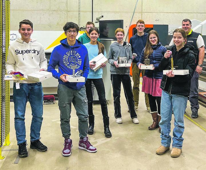 Die glücklichen Gewinner der Tischmess-Challenge versammelten sich in den Hallen der Spenglerei Schnyder. Bild: Andrea Schnyder
