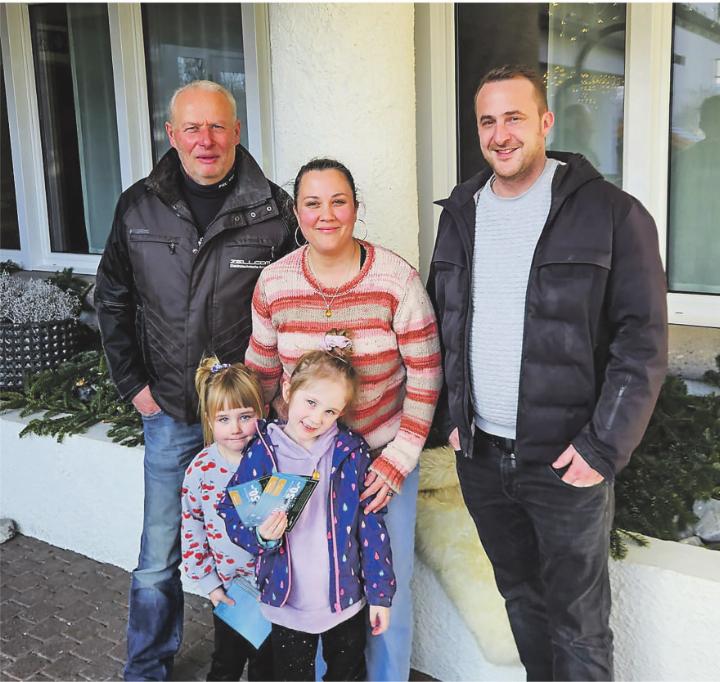 Gewerbepräsident Patrick Bitzer (rechts) und der Projektverantwortliche Paul Lüthi umrahmen die strahlende Gewinnerfamilie Keiser. Bild: zVg