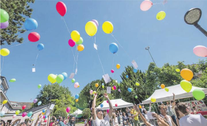 Da fliegen die Ballone zum Abschluss des Sommerfests. Ob der Rekord wohl geknackt wurde?