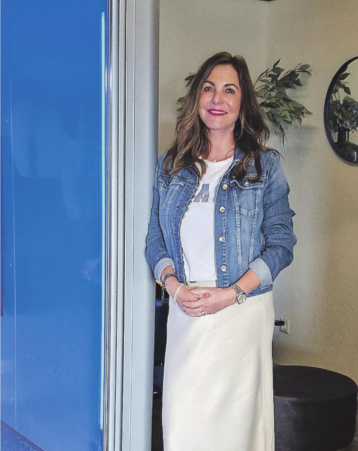 Erica Dutly erklärt den Ablauf der Therapie. Bild: Emanuela Manzari
