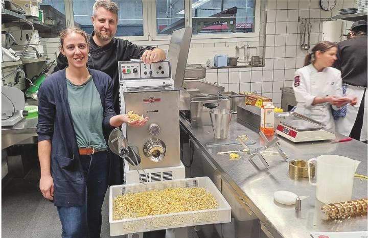 Küchenchefin Jasmin Büchel und Inhaber Stephan Roth freuen sich ebenfalls über die gelungene Anschaffung. Bild: Kurt Lichtensteiger