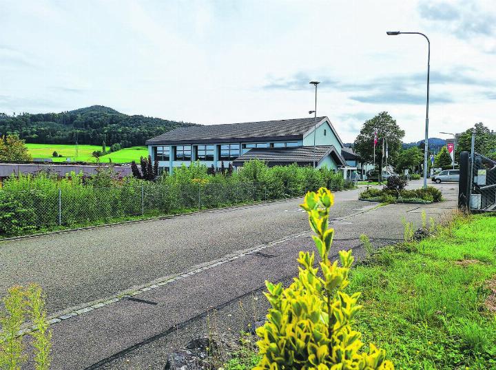 Blick von der Weidlistrasse 15 in Ettenhausen, wo es eine Nothilfeunterkunft für abgewiesenen Asylbewerbende geben wird, zum nahen Schulhaus. Bild: René Fischer