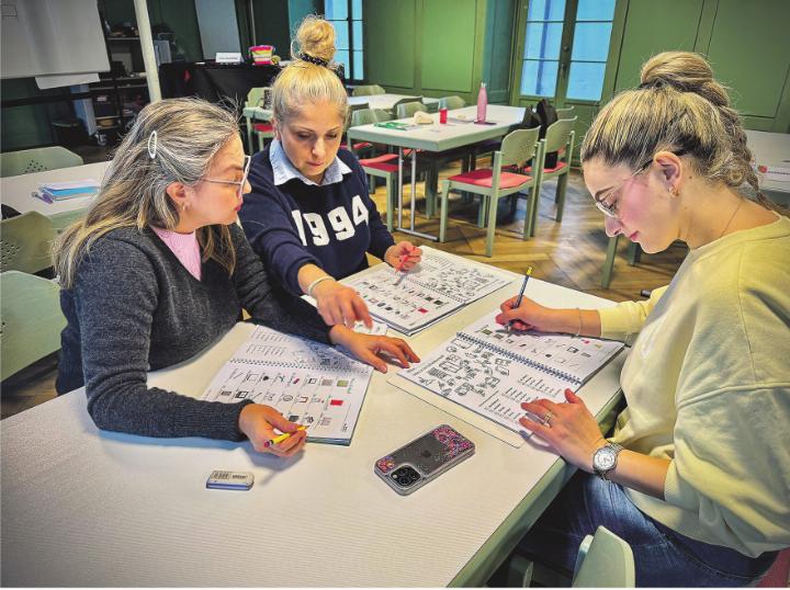 Ein Stuhl oder kein Stuhl? Das oder der Tisch? Die drei Frauen üben Nomen, die zugehörigen bestimmten oder unbestimmten Artikel – perfekte Aussprache inklusive.
