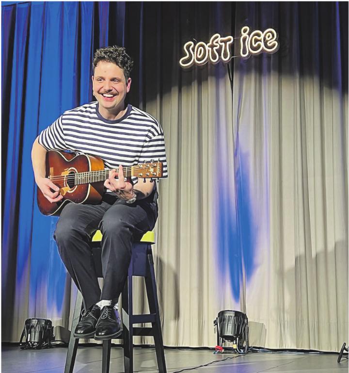 Dominik Muheim mit seinem Soloprogramm «Soft Ice» in Elgg. Bild: Bettina Sticher