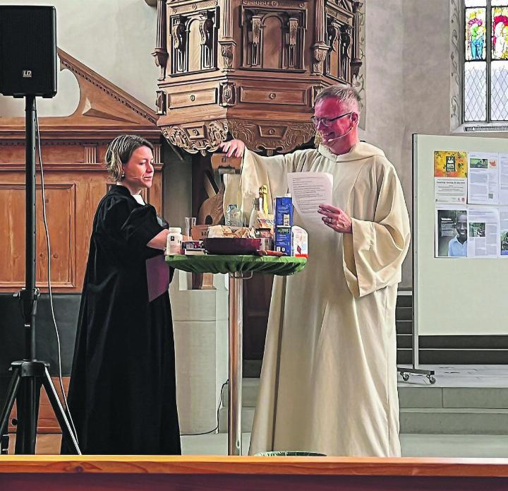 Üppiger Brunch: Pfarrerin Johanna Breidenbach und Gemeindeleiter Jürgen Kaesler beim gemütlichen Beisammensein.