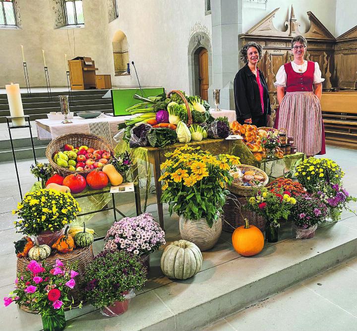 Die Landfrau Bettina Kappeler (rechts) präsentiert die reiche Ernte.