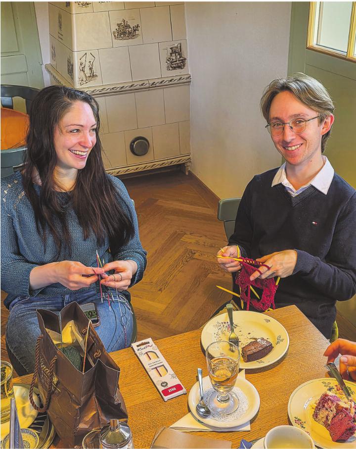 Sie liessen beide die Nadeln klappern: Birgit Baumgartner und Roman Rütsche. Bild: zVg