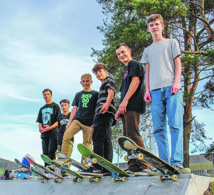 Nebst Skateboards darf man sich auch mit Inlineskates, Freestylescooters und BMX-Fahrräder auf dem Elgger Skatepark frei entfalten. Bild: Julia Mantel