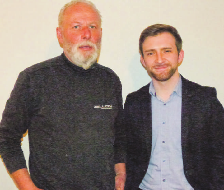 Paul Lüthi überraschte Dario Dätwyler (rechts) mit einem Couvert voller Gutscheine. Bild: Kurt Lichtensteiger