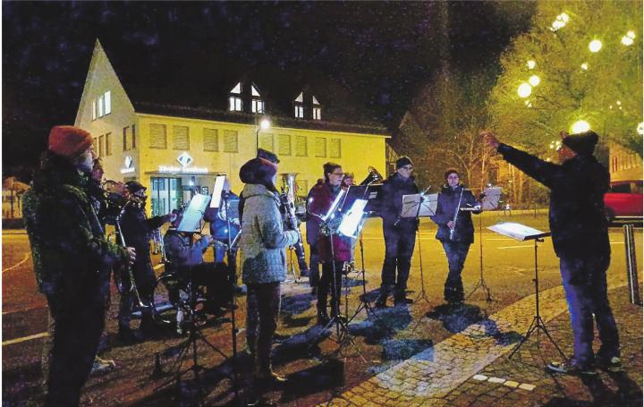 Erster Auftritt des Projekts «Musig Elgg» am 3. Dezember beim Adventsfenster der Gemeinde Elgg. Leserbild: Therese Egli, Elgg