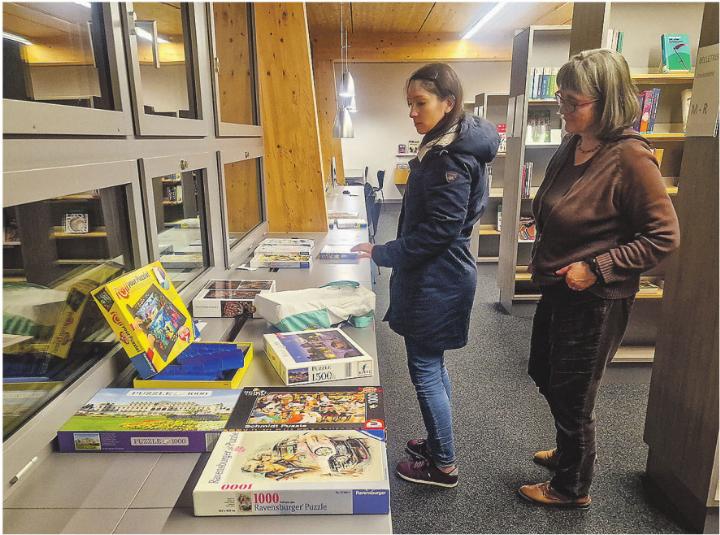 Zahlreiche Puzzles standen bereit und warteten darauf, gegen neue Motive eingetauscht zu werden.