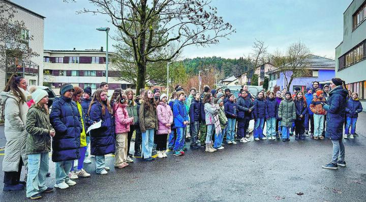 Für den ersten Teil ihrer Darbietung versammelten sich die Sechstklässler vor dem Aaheim. Bilder: Marianne Burgener