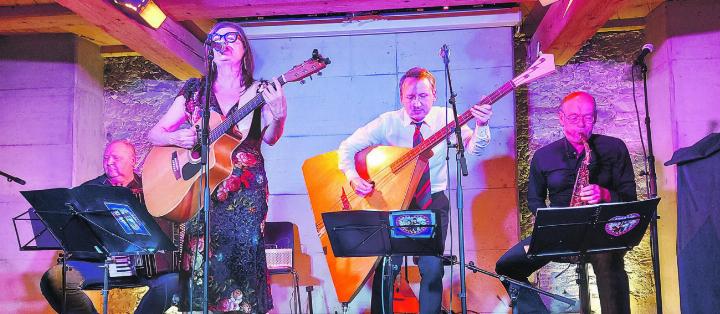 Die schweizerisch-russische Band Totschna auf der Rotfarbbühne. Bild: Irène Basler