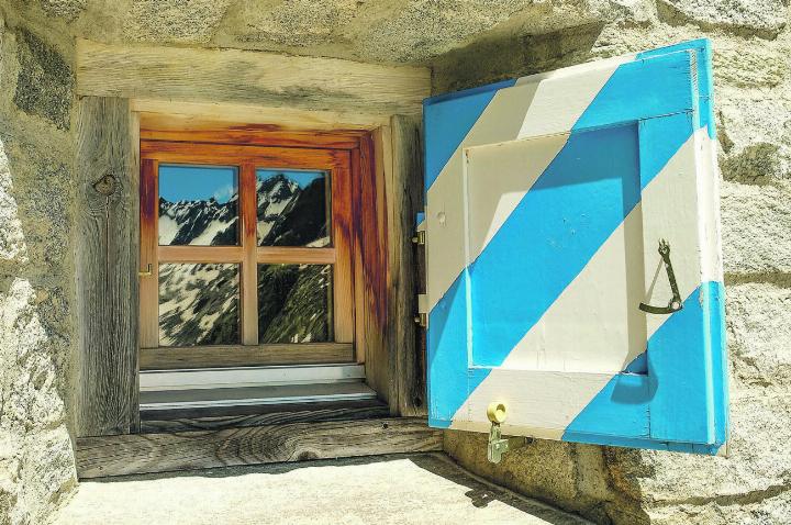 Wir waren im schönen Bergell und begeistert vom Stausee Albigna bei Vicosoprano. Von dort marschierten wir zur SAC-Hütte Albigna hoch (Fenster), die Berge reflektieren im Glas. Ferien in der Schweiz: Das Schöne liegt so nah! Leserbilder: Denise Travailleur, Elgg