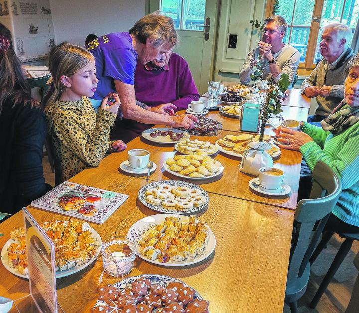 Gemeinsam wurden zahlreiche Guetzli geformt und gebacken, wobei auch der Genuss nicht zu kurz kam. Bild: zVg