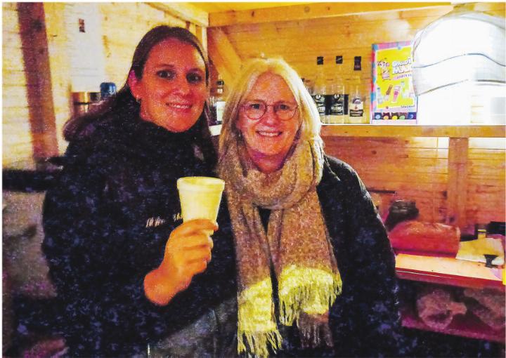 Auch die Barfrauen Mirella und Sonja mussten der bissigen Kälte trotzen. Bild: Kurt Lichtensteiger