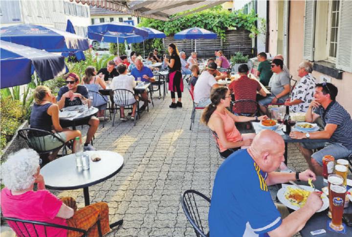 Zahlreiche Stamm- und bestimmt einige neue Gäste nutzten bereits den Eröffnungstag für einen Besuch. Zahlreiche Stamm- und bestimmt einige neue Gäste nutzten bereits den Eröffnungstag für einen Besuch.