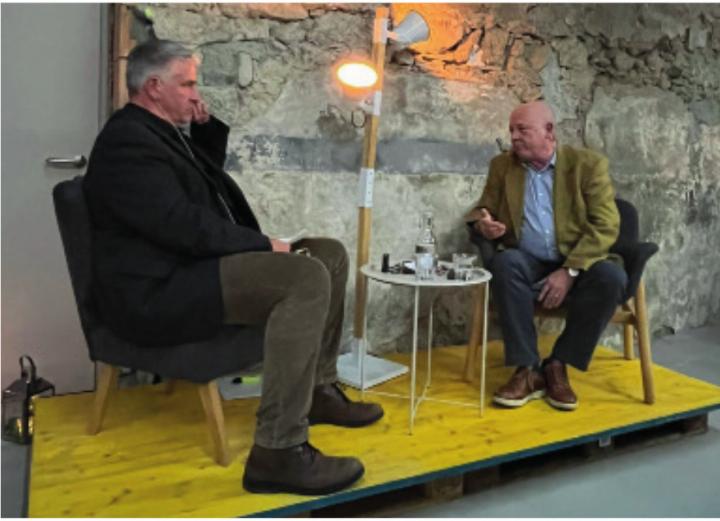 Stefan Gruden und Marcel Riesen-Kupper im Gespräch während des ersten «kulinarischen müli.talk» im müli.chäller. 
Bilder: zVg