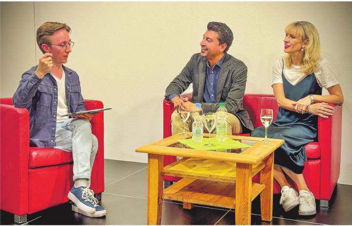 Roman Rütsche führte mit seinen Gästen Fabian Molina (mitte) und Priska Seiler Graf eine angeregte Diskussion. Bild: Marianne Burgener