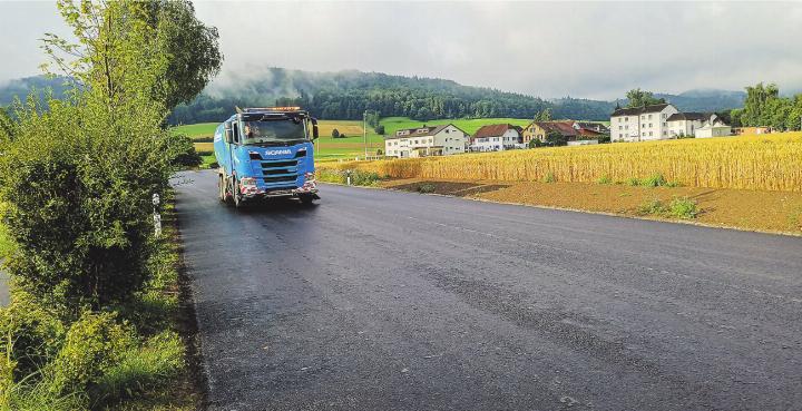 Bevor der letzte Belag aufgetragen wurde, ist noch gründlich gereinigt worden. Bild: Kurt Lichtensteiger