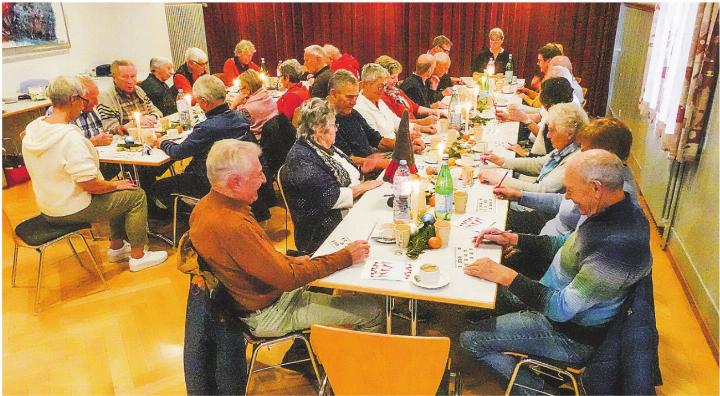 Gemütlicher Adventsnachmittag der Pro Senectute in Hagenbuch. Bild: Sabine Schönenberger