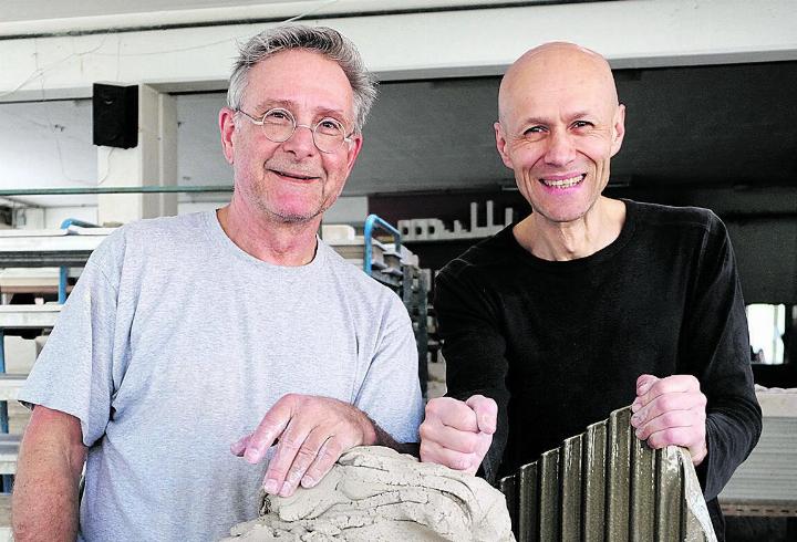 Die beiden Elgger Keramikmeister Leo Pichler (links) und Mario Sofia hatten die Ehre, sich um die wichtigste Fassade des Landes zu kümmern. Bild: Julia Mantel