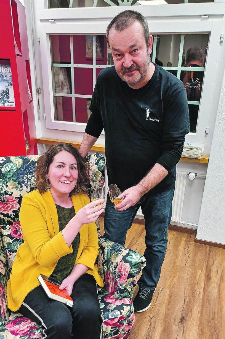 Vorleserin Daniela Sprenger und Whiskyhändler Stephan Keultjes. Bild: Kurt Lichtensteiger