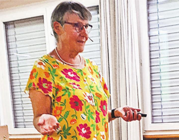 Vreni Theobald erklärt die Reifezeit. Bild: Esther Walch Schindler
