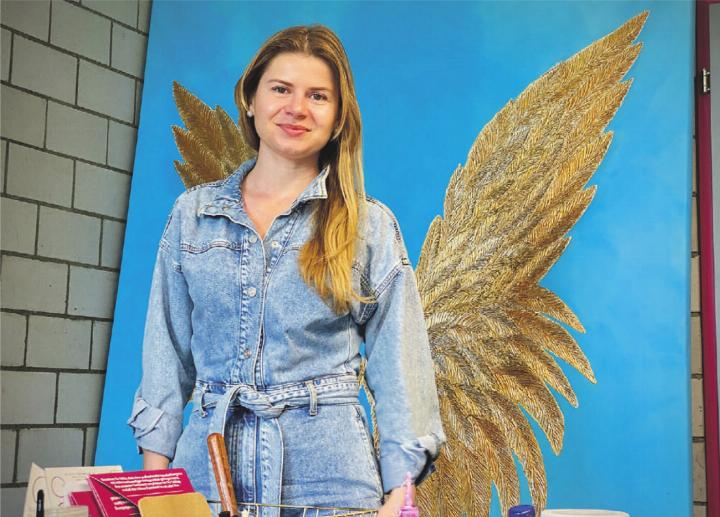 Galya Stauffacher organisiert eine Kunstausstellung mit Werken von sich und anderen Künstlern, um Geld für die Ukraine zu sammeln. Bild: Marianne Burgener