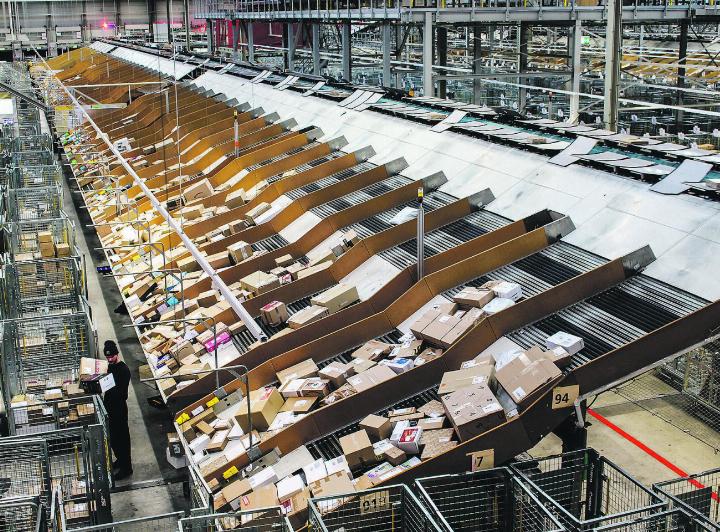 Es herrscht Hochsaison im Paketzentrum Frauenfeld. Die Post kennt das Kundenverhalten gut: Schweizer bestellen ihre Geschenke nicht auf den letzten Drücker.