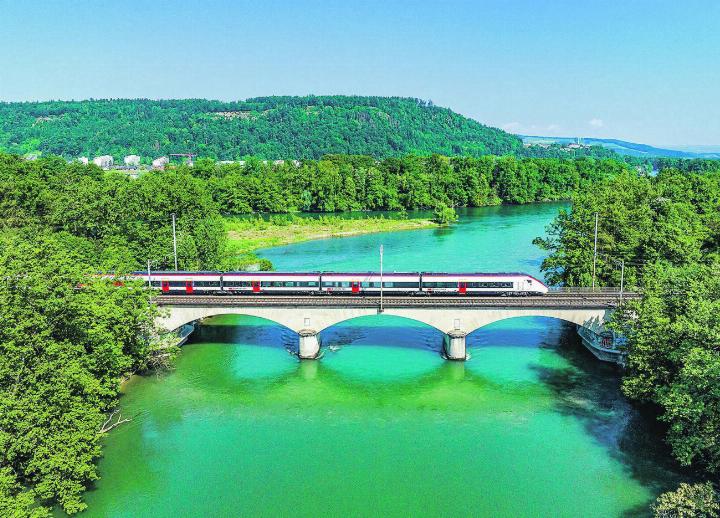 Dank Bahnstrom aus erneuerbaren Quellen reist man ab dem 1. Januar 2025 noch umweltfreundlicher mit den Zügen der SBB als bisher. Bild: SBB