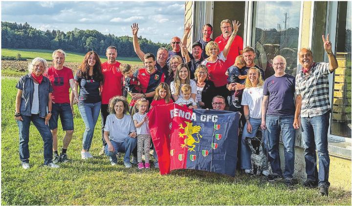 Der Fanclub des CFC Genoa in Festlaune, trotz des torlosen Spiels ihrer Mannschaft gegen Lecce. Bild: Gregor Jegge