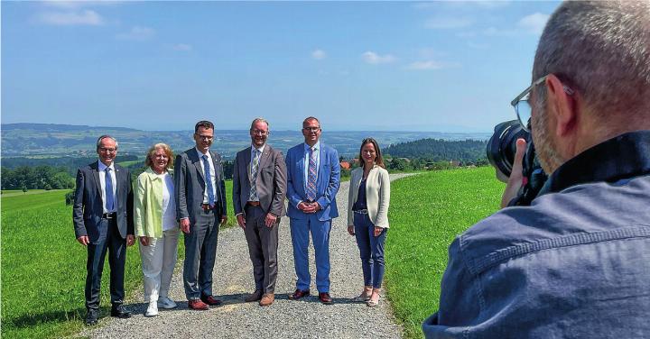 Staatsschreiber Dr. Paul Roth, Sonja Wiesmann Schätzle, Dominik Diezi, Regierungspräsident Walter Schönholzer, Urs Martin und Denise Neuweiler (v.l.n.r.). Bild: zvg