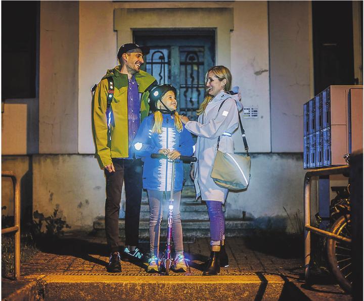 Sichtbar im Dunkeln als Fussgänger mit reflektierenden Elementen an Kleidung, Taschen oder Schuhen.