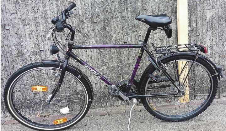 Seit drei Wochen steht dieses Fahrrad an der Stutzstrasse in Elgg gegenüber der Bahnhofunterführung. Vielleicht erkennt es der Besitzer wieder. Leserbild: Brigitte Ostertag, Elgg Seit drei Wochen steht dieses Fahrrad an der Stutzstrasse in Elgg gegenüber der Bahnhofunterführung. Vielleicht erkennt es der Besitzer wieder. Leserbild: Brigitte Ostertag, Elgg