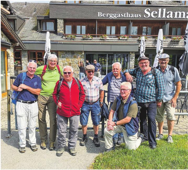 Die Turnveteranengruppe vor dem Berggasthaus Sellamatt. Bild: zVg