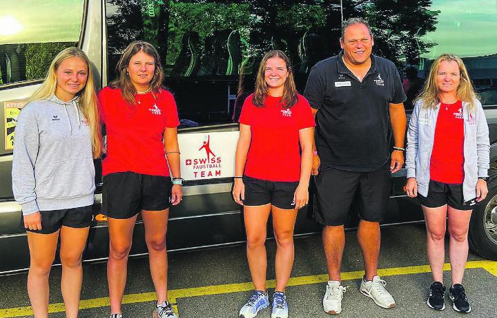 Markéta und Adéla Lang, Liliane Bär, Oliver und Blanka Lang sind abreisebereit in Richtung Frauen-Euro-2023 in Oberösterreich. Bild: Oliver Lang