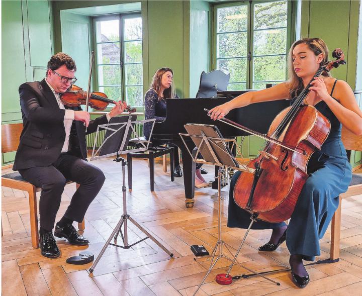 Leonid Baranov (Violine), Milena Marena (Violoncello) und Alla Belova (Klavier) beim Frühlingskonzert der Kammermusikvereinigung im musikalischen Dialog zwischen Tailleferre und Schubert. Bild: Brigitte Haupt