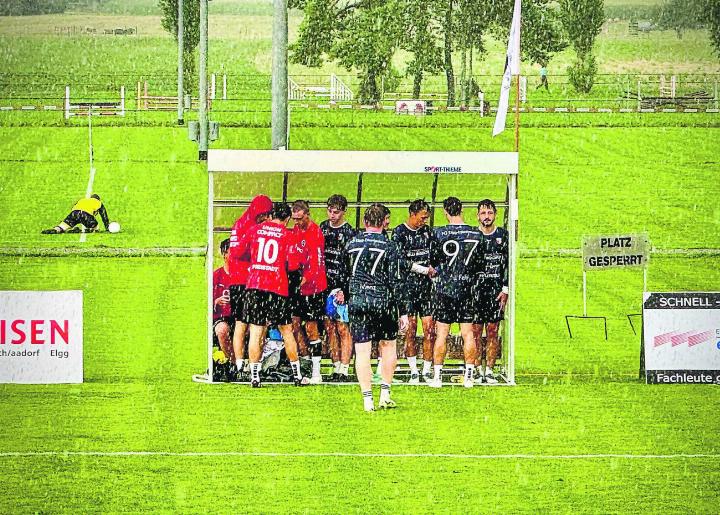 Petrus liess zwischenzeitlich Spieler und Sportler sprichwörtlich im Regen stehen.