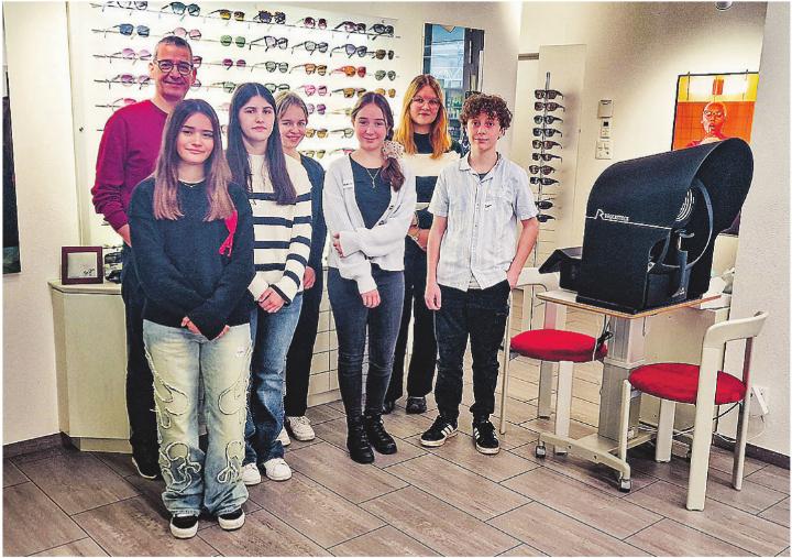 Lysann Santos Perez, Loan Becke, Driola Ramadani und Amèlie Trachsel durften dem Team Brillenstudio Birrwyler über die Schulter schauen.